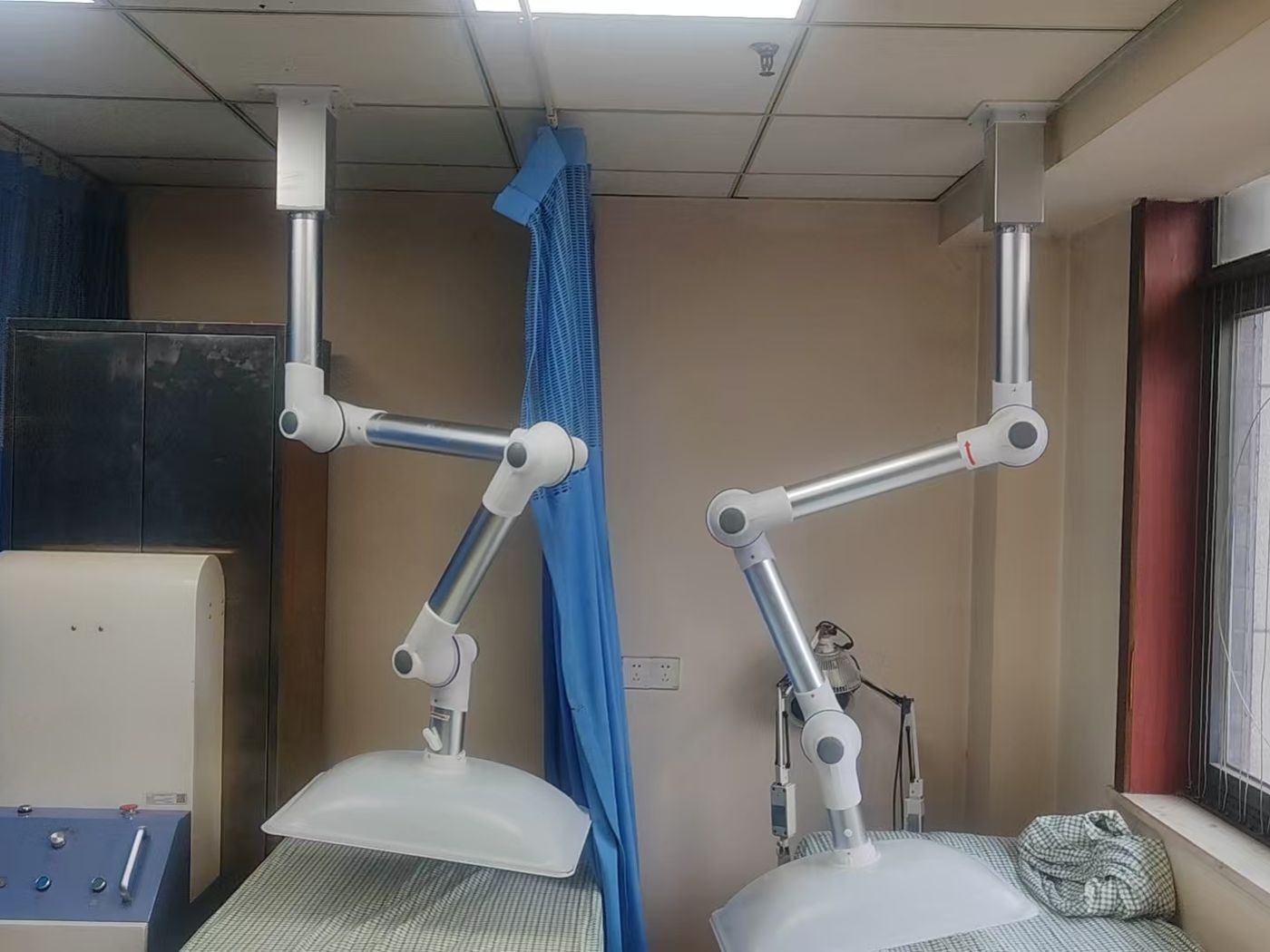 诊室:万向排烟臂与床位隔帘